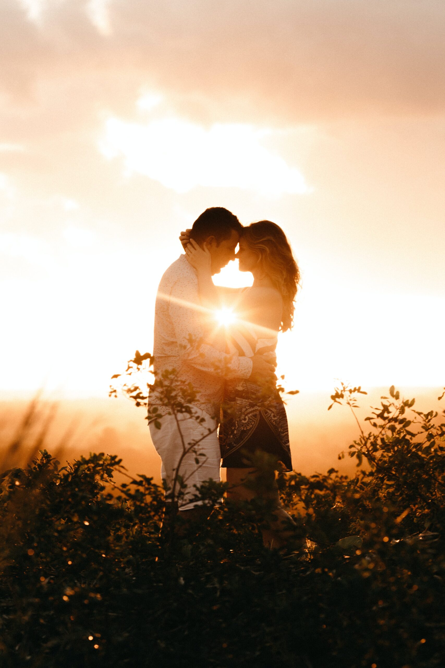 Ein Paar umarmt sich vor dem Sonnenuntergang.